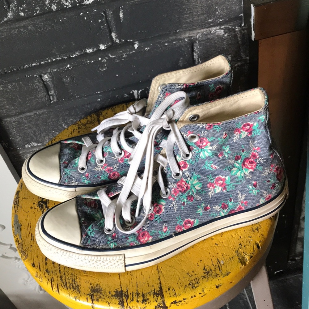 Women’s 9 Vintage floral converse